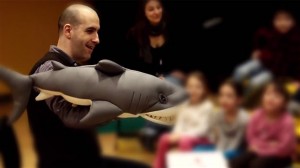 Image de l'article de la Radio Canada/CBC - Jonathan Bolduc en laboratoire de recherche avec des enfants     Photo : Faculté d'éducation de l'Université d'Ottawa